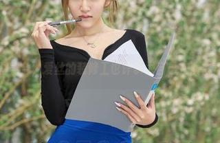 套图舞台，爱丝的装修工也许以为自己在演主角？