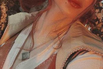 哦，Alina Becker的全套皮克·菲格，看来我得加一条新规则：别喝咖啡时看！