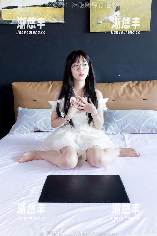 BoBoSocks袜啵啵 - 看小沫的美图，校服裤里还真能翻新花样