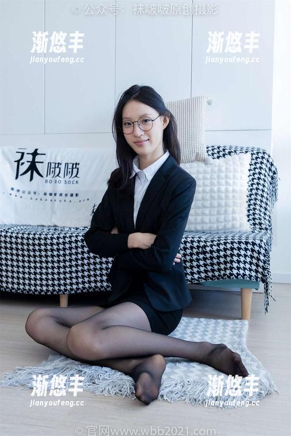 BoBoSocks袜啵啵 - 熊熊的写真没话说，斯凯奇运动鞋让原图更有动感！