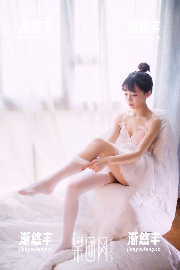 GIRLT果团网-little贝壳喵 GIRLT果团网 - 加点氛围在泳池边:little贝壳喵最新美图秀,你准备好被撩了吗?