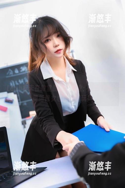 Leah梓未在教堂的盖世事业：原图合集，堕落修女也能大胆玩！
