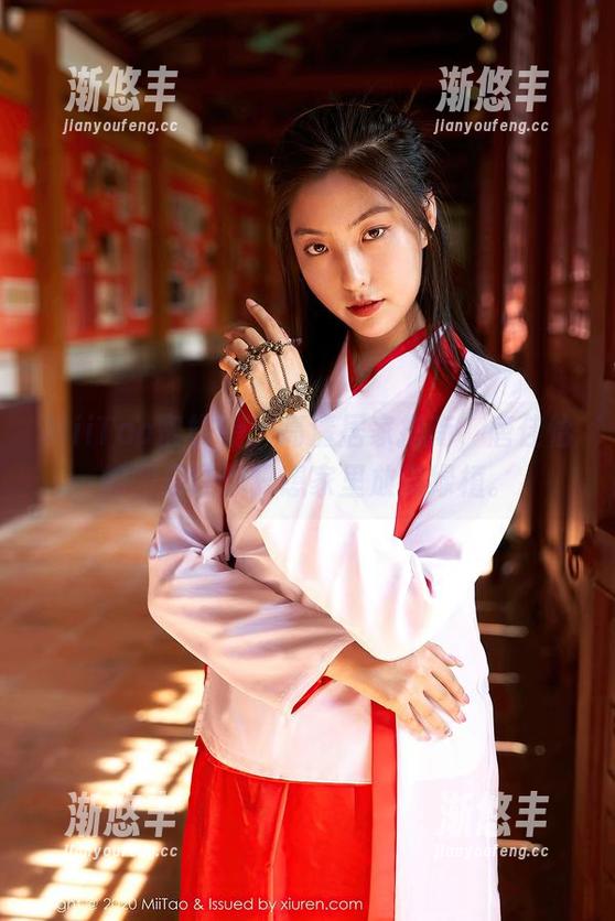 MiiTao蜜桃社 - 高清居家指南，唐佳怡的图册让你只想家里放满绿植。