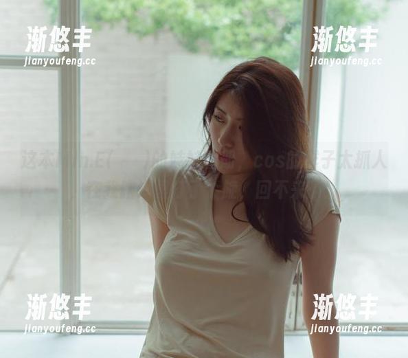 这本Min.E(민이)的妹妹图册，cos的样子太抓人，在我脑海里打了个旋，回不来了！