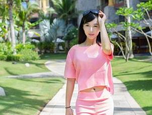 TuiGirl推女郎 – 乱入！李丽莎的免费旅拍写真，像是在街头漫步一样任性。