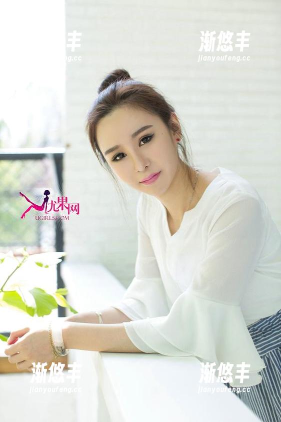 UGirls尤果网 - 在松果儿的高清御姐写真集里，重温那种复杂的感觉。
