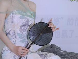 Xiuren秀人网 – “刘婷婷”的作品,短裙一松,我的视线也飘了…