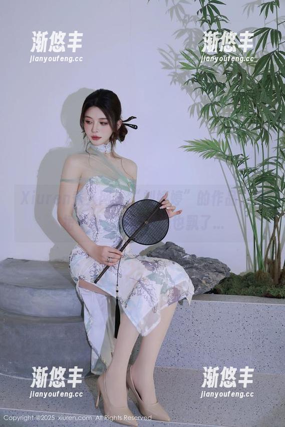 Xiuren秀人网-刘婷婷 Xiuren秀人网 - “刘婷婷”的作品,短裙一松,我的视线也飘了...