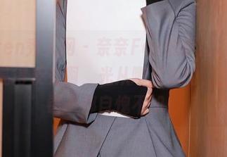 Xiuren秀人网 – 奈奈Fox的原图,看起来油亮得反光啊,光从哪里来的,连我家镜子都自愧不如!