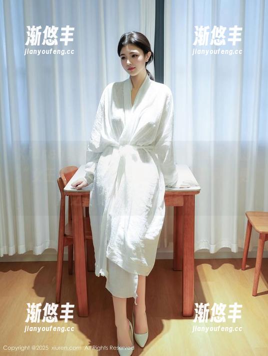 Xiuren秀人网 - 小茉莉jasmine这次的“女王”写真，原图就让人浮想联翩，更新之后更是让人狂撒狗粮。