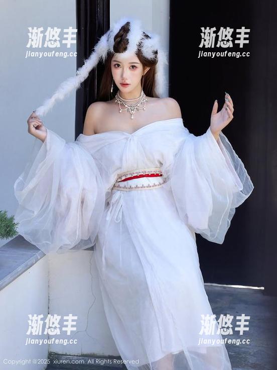Xiuren秀人网 - 在这张照片里，张雨萌的豹纹吊裙可能要被猫咪盯上了。精选