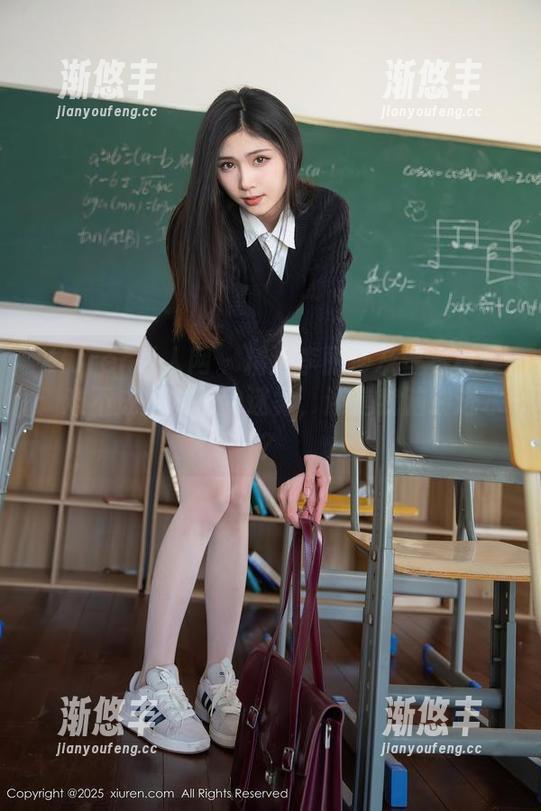 Xiuren秀人网 - 精选李丽莎灰丝写真集：难不成是灰色的迷雾，还是我脑袋进水？
