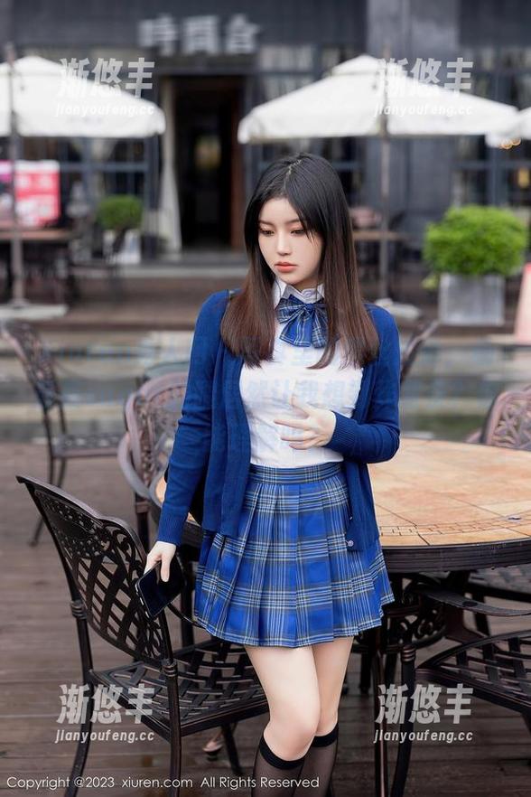 Xiuren秀人网 - 写真里的黑丝佐餐，杨晨晨sugar的腿居然让我想到炸薯条？你能理解吗？