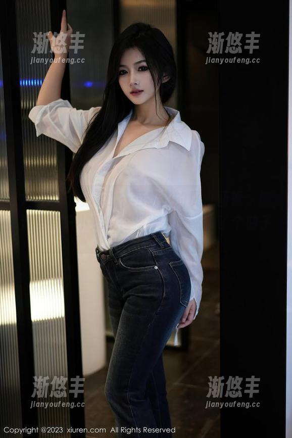 Xiuren秀人网 - 桓淼淼的夏日画像，脑海里有只小蚂蚁在漫步，突然串了个曲子。
