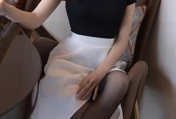 Xiuren秀人网 – 赵惟依coco的JK原图合集：不想歪心的路过者，未必能幸免追随！