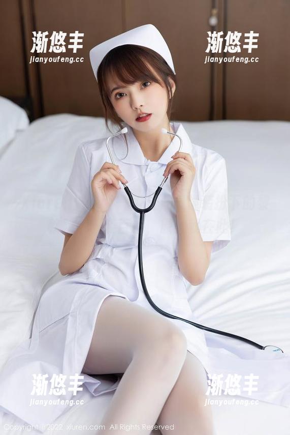 Xiuren秀人网 - 看看，眼镜装扮下的黎秋秋，千姿百态，原图就在此！