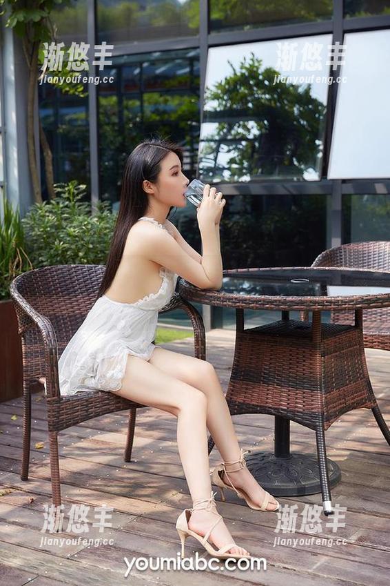 YouMi尤蜜荟 - 合法萝莉的新篇章：最新图库，户外玩得太开心了果然错不了！