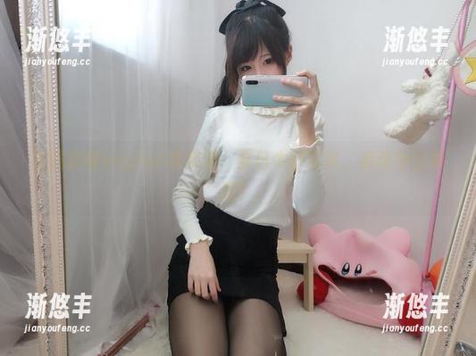 在线跟随nagisa魔物喵，夏日牛仔写真，我该穿短裤吗？