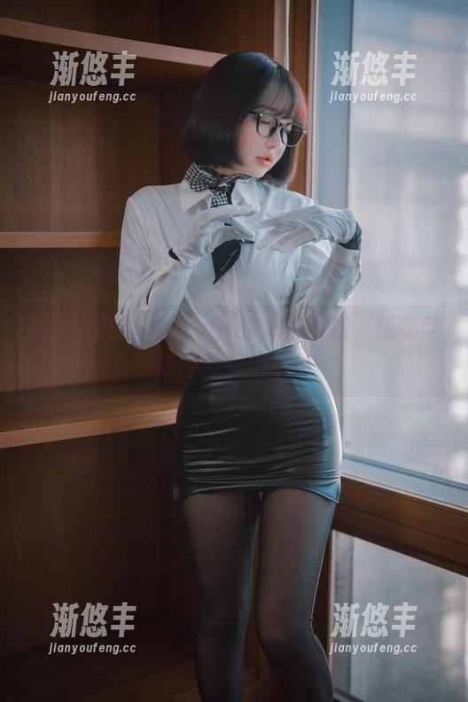 yeeun孙乐乐 高清图片:yeeun孙乐乐穿短裙,迷惑全场,目光如织!