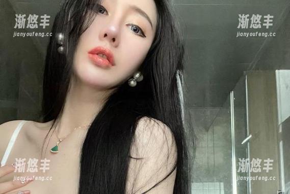 微密圈 - 徒有其表？不，不爱笑的赛琳的比基尼写真展现了另一种魅力。