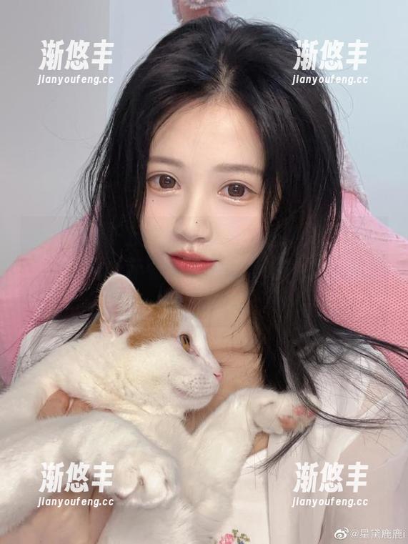 在线翻看千反田鹿子的黑白图集，快让我想起了那些年看的黑白电影，气氛渲染得还不错。