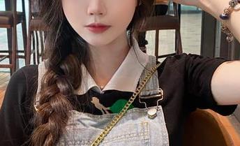 以校服为背景，大肉丸Amiee的写真展现了个性，太有意思了吧！