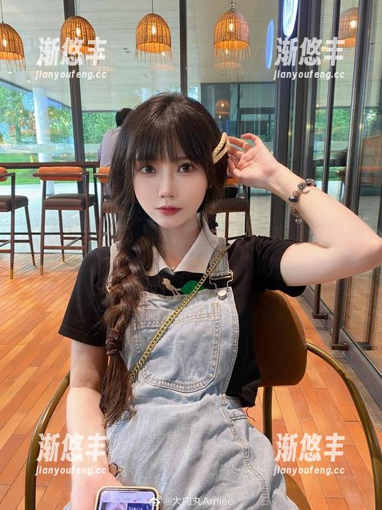 以校服为背景，大肉丸Amiee的写真展现了个性，太有意思了吧！