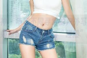 头条女神 – 年度不同寻常的户外写真，冯雪娇跟蝴蝶开了一场“碰撞”。