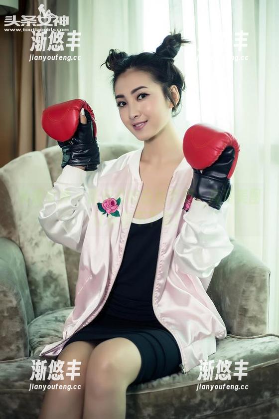 头条女神-张梓柔 头条女神 - 张梓柔的白丝梦游,高清美图让你停不下来!