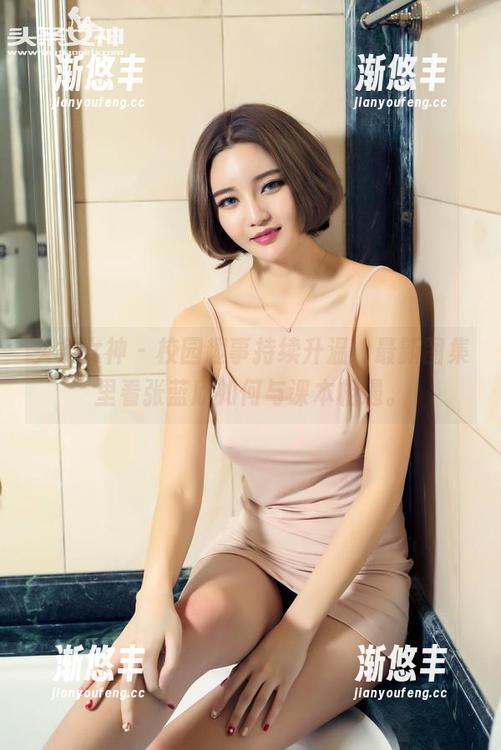 头条女神-张蓝欣 头条女神 - 校园趣事持续升温,最新图集里看张蓝欣如何与课本相遇。