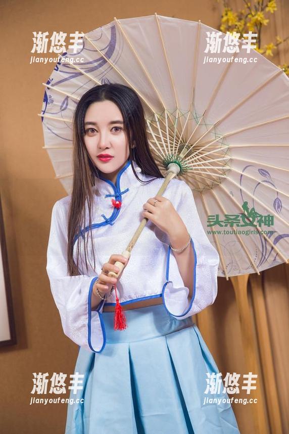 头条女神 - 李丽莎黑白作品里的每一处光影，都让我想起那条路上的小猫咪，悄然溜走。