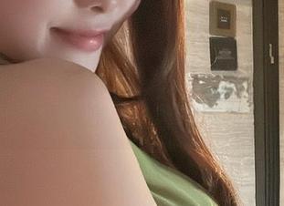 微密圈 – 图片里，奶雯的定制剧情如一杯浓烈的咖啡，苦中带甜。