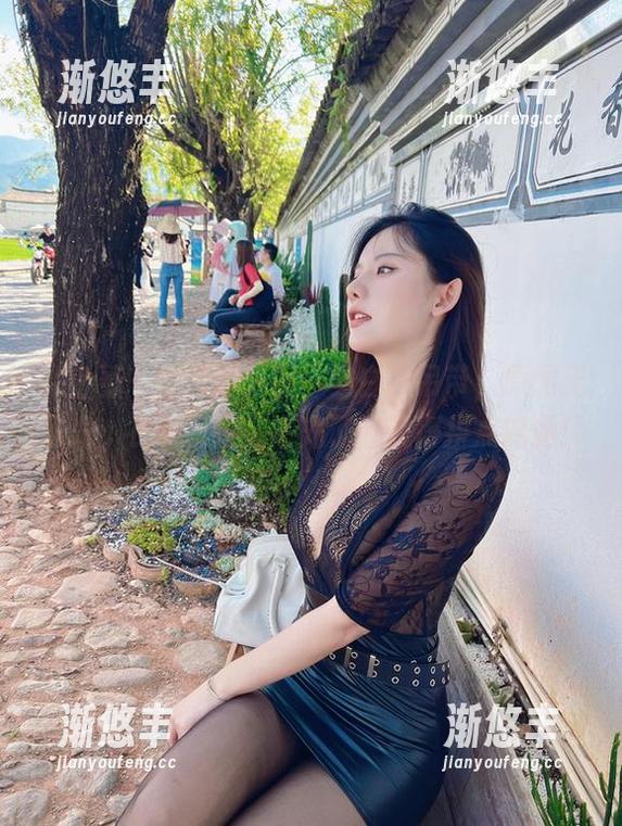 微密圈 - 就是阿朱啊一穿白色吊带，原图无圣光，衣服已经在高光了，我得拼点内涵！