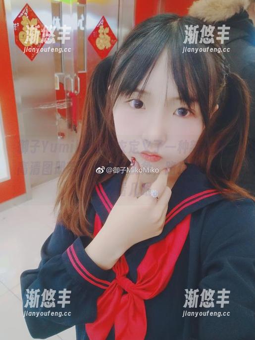 御子Yumiko给皮衣定义了一种新态度，高清图册带来的全新视角，路过的我，只想多看几眼。