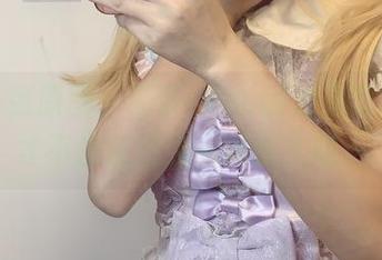 先来一张原图，无筝ryou的油亮写真，我才不想说这油光真诱人呢。