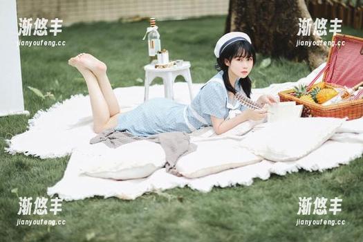 是依酱呀的私拍作品，姐姐其实也没那么严肃～不过她可能会呛我！
