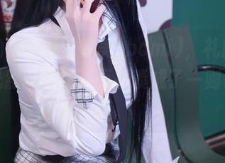 换个角度来看，普美(bomi)，礼服与美图，恍然若梦的画面拼凑成了一则奇幻童话。