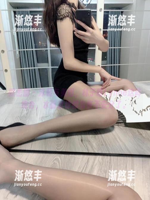 微密圈 - 泳装与美图，林子喵Lynne这阵组合，水面波纹都有些不安分了。