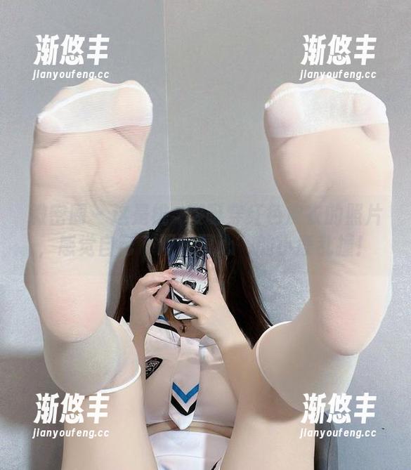 微密圈 - 这是桃沢樱呀穿红色皮衣的照片，感觉自己“双眼冒心”的小鹿乱撞！