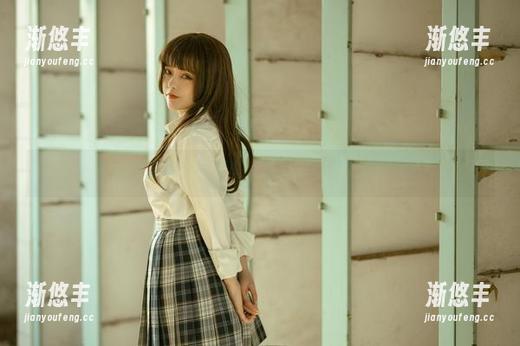 桃良阿宅的在线写真：遥望的背影竟如此迷人