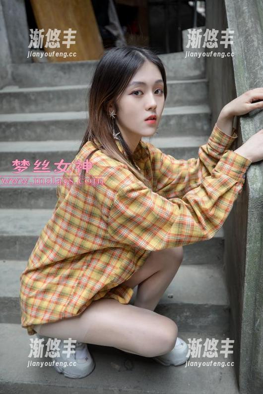 梦丝女神 - 当苏柔在白衬衫里投射出光芒时，图片变得比我家最后一块蛋糕还成功！