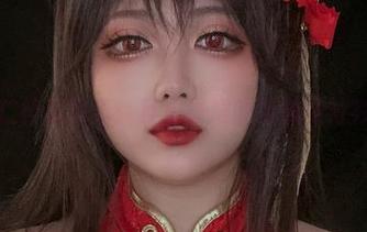 椒妮佐仁校服写真：其实最难的是那件衬衫的按钮