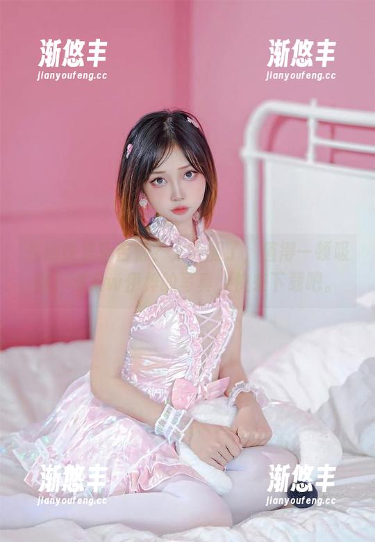 在地铁里玩吉他？太大胆了，值得一顿吸睛！洛桑w伊梓的写真，快来下载吧。