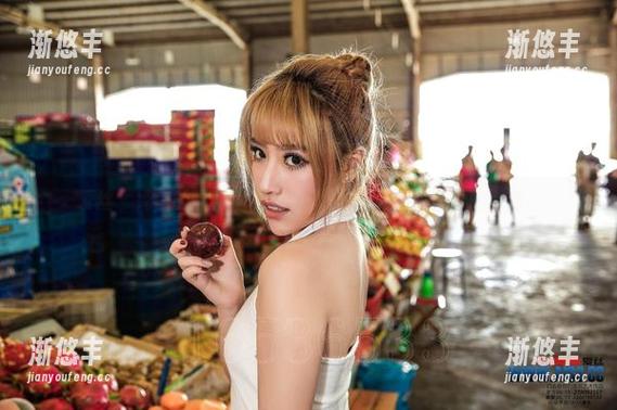 爱丝 - 纯白的福利，瑶瑶在写真里好像有种无声的诱惑。