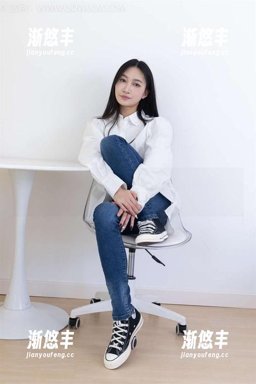 物恋传媒 - 原图再现：小晴驾临圣诞派对，竟然亮得刺眼