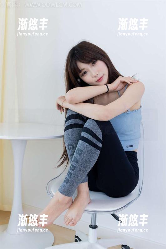 物恋传媒 - 小谷的双马尾写真，目光在那俏皮的发辫间游走。