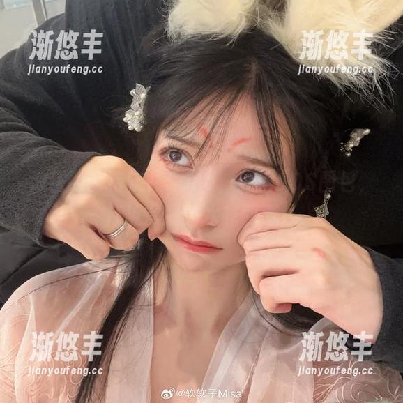 浪花间的特软儿Sona，泳池COS图包，打破常规的水花四溅！