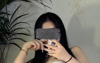 微密圈 – “猪饲料”的黑色女仆装，明明没圣光，靠着美图还是能让人沉醉。