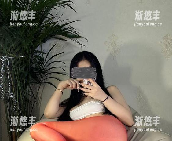 微密圈 - “猪饲料”的黑色女仆装，明明没圣光，靠着美图还是能让人沉醉。