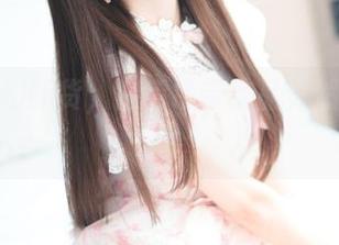 王羽杉出新货，白色吊带作品竟然如此撩人。